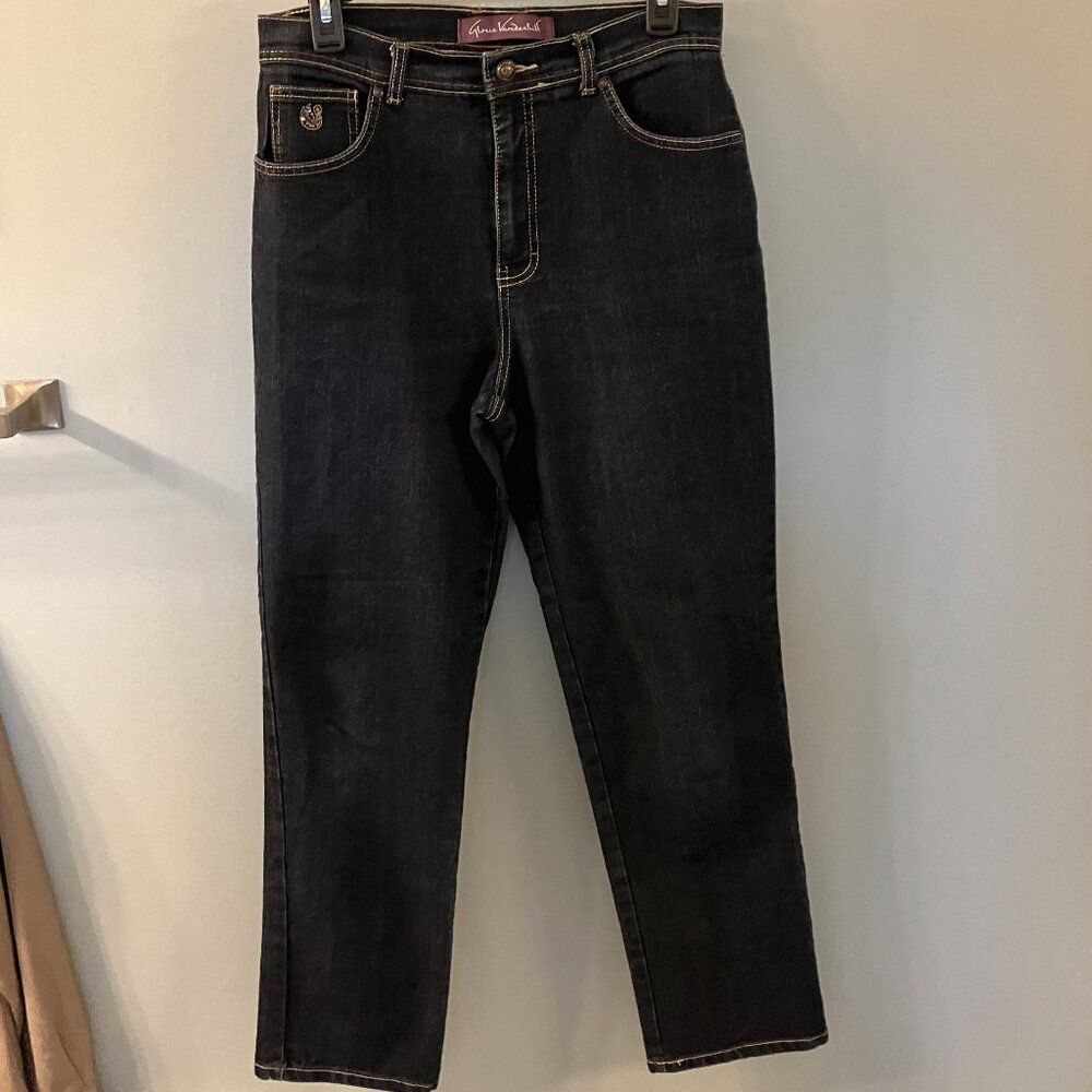 Gloria Vanderbilt jeans size 10 medium, Mid-rise, Medium Wash, Straight leg